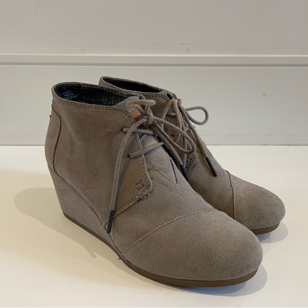 TOMS Suede Desert Wedge Booties Taupe Gray – Women’s 8